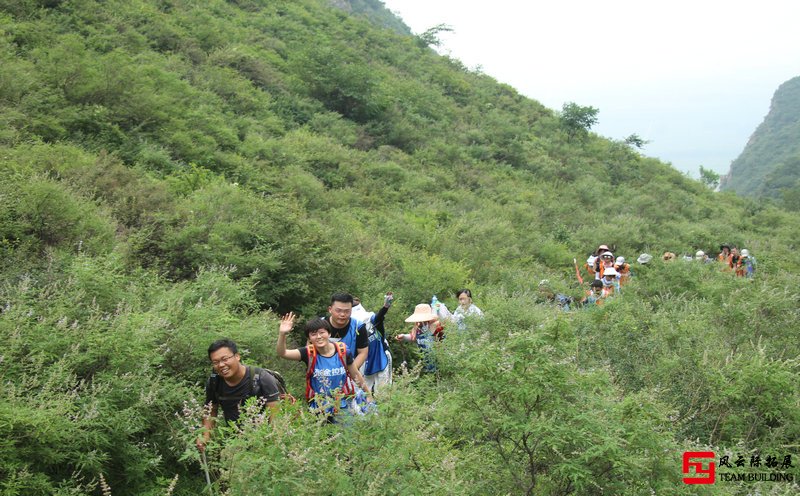 徒步穿越团建活动